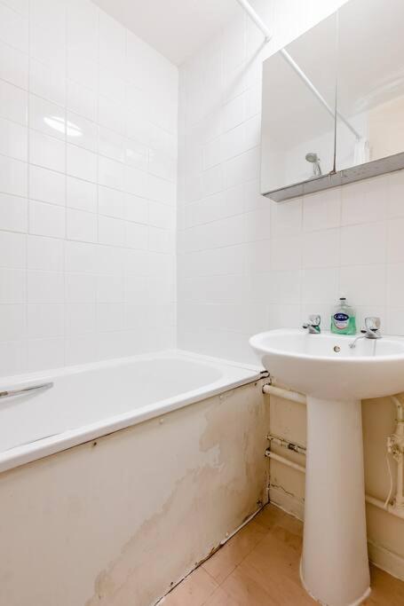 Appartement One Bed - 25 Mins From Bridge Londen