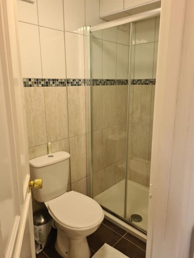 Close To Tower Bridge - 4 Bedroom House - 3 Bathrooms - Free Parking 3 Cars - Sleep 9 Feriehus London