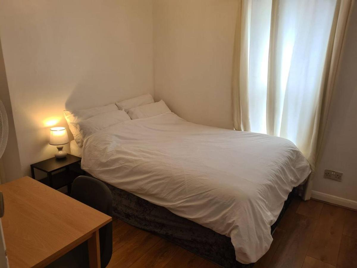 Close To Tower Bridge - 4 Bedroom House - 3 Bathrooms - Free Parking 3 Cars - Sleep 9 Feriehus