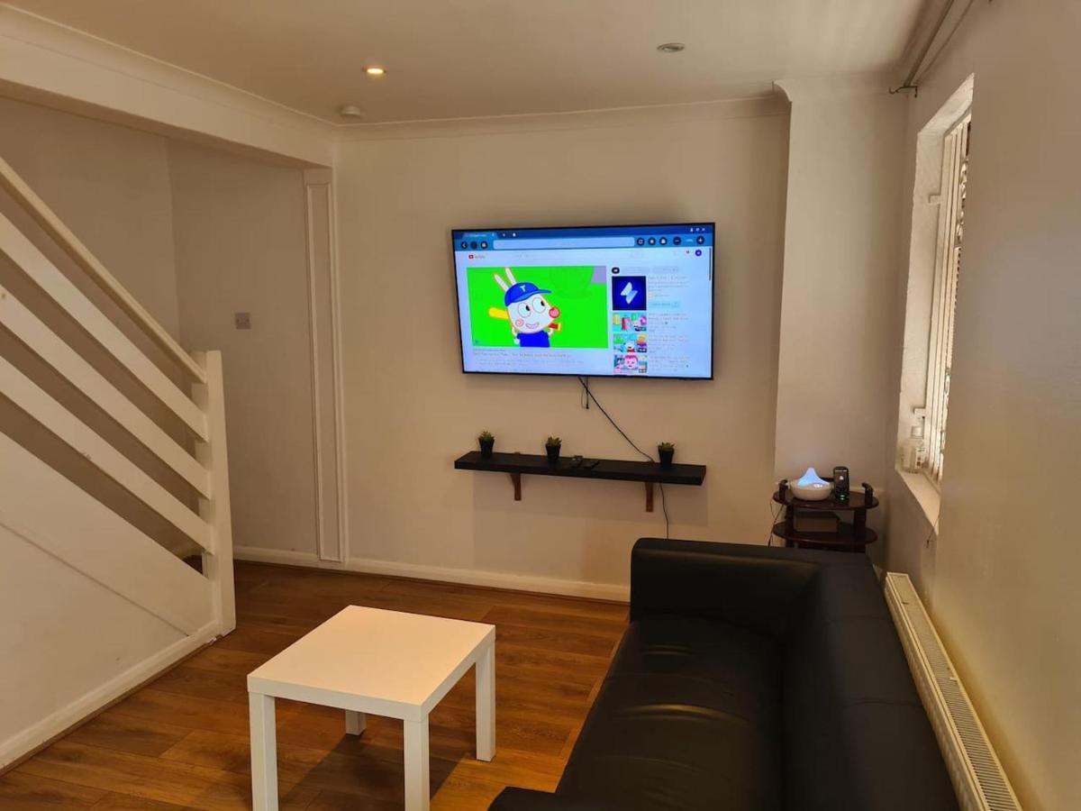 Close To Tower Bridge - 4 Bedroom House - 3 Bathrooms - Free Parking 3 Cars - Sleep 9 * London