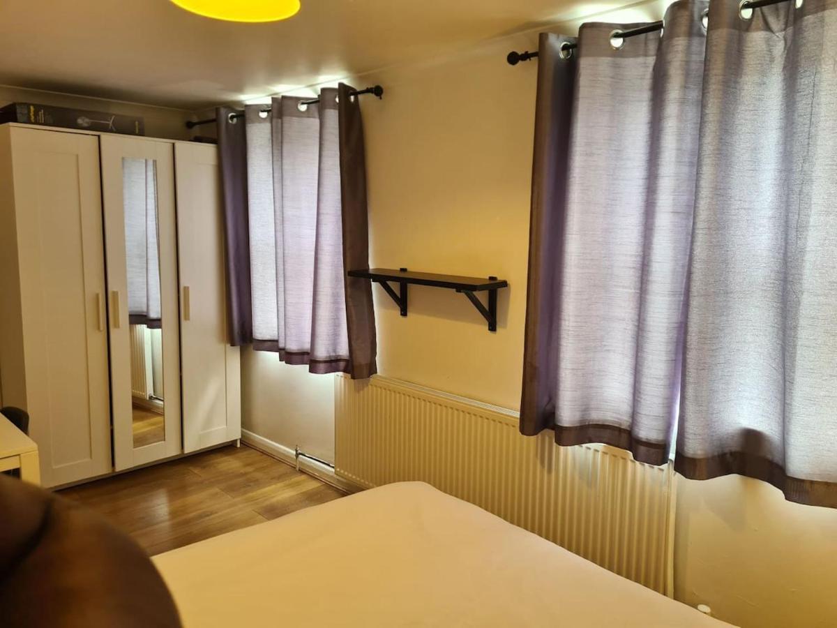 Feriehus Close To Tower Bridge - 4 Bedroom House - 3 Bathrooms - Free Parking 3 Cars - Sleep 9 *