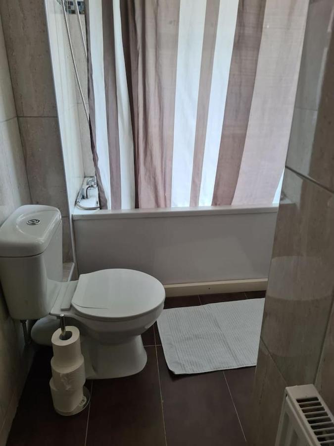 Close To Tower Bridge - 4 Bedroom House - 3 Bathrooms - Free Parking 3 Cars - Sleep 9 Feriehus *