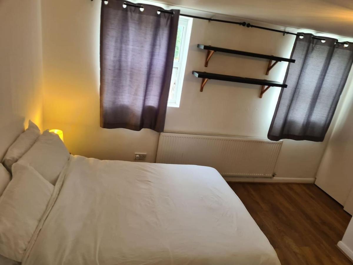 Close To Tower Bridge - 4 Bedroom House - 3 Bathrooms - Free Parking 3 Cars - Sleep 9 * London