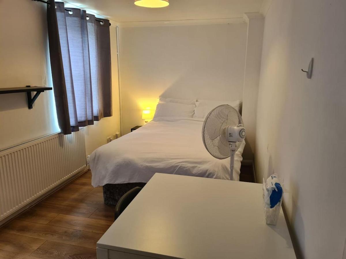 Close To Tower Bridge - 4 Bedroom House - 3 Bathrooms - Free Parking 3 Cars - Sleep 9 Feriehus *