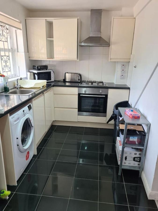 Close To Tower Bridge - 4 Bedroom House - 3 Bathrooms - Free Parking 3 Cars - Sleep 9 Feriehus London