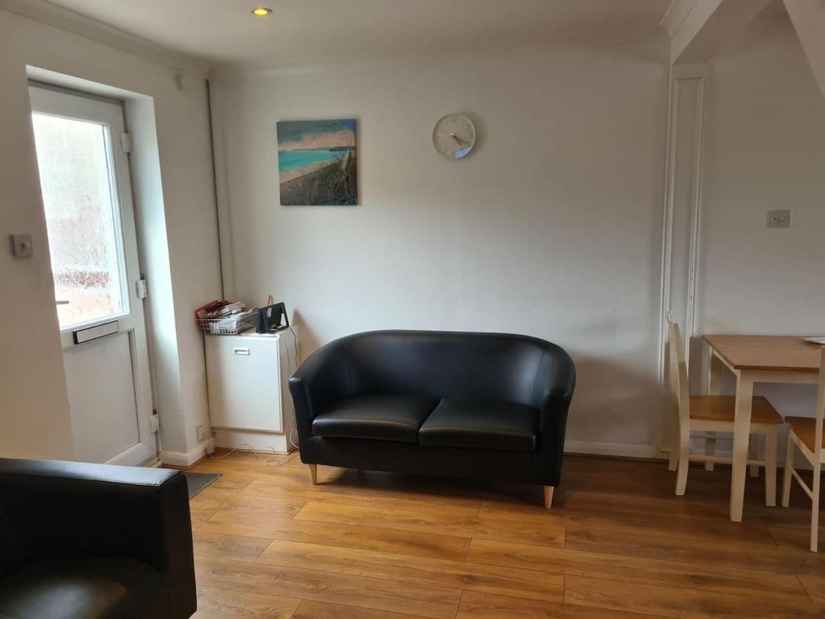 Feriehus Close To Tower Bridge - 4 Bedroom House - 3 Bathrooms - Free Parking 3 Cars - Sleep 9 London