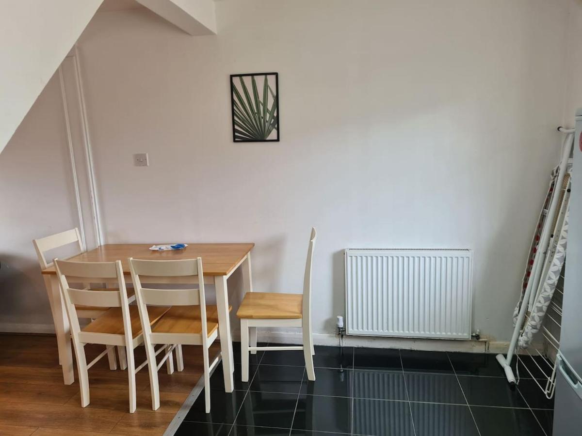 Close To Tower Bridge - 4 Bedroom House - 3 Bathrooms - Free Parking 3 Cars - Sleep 9 * London