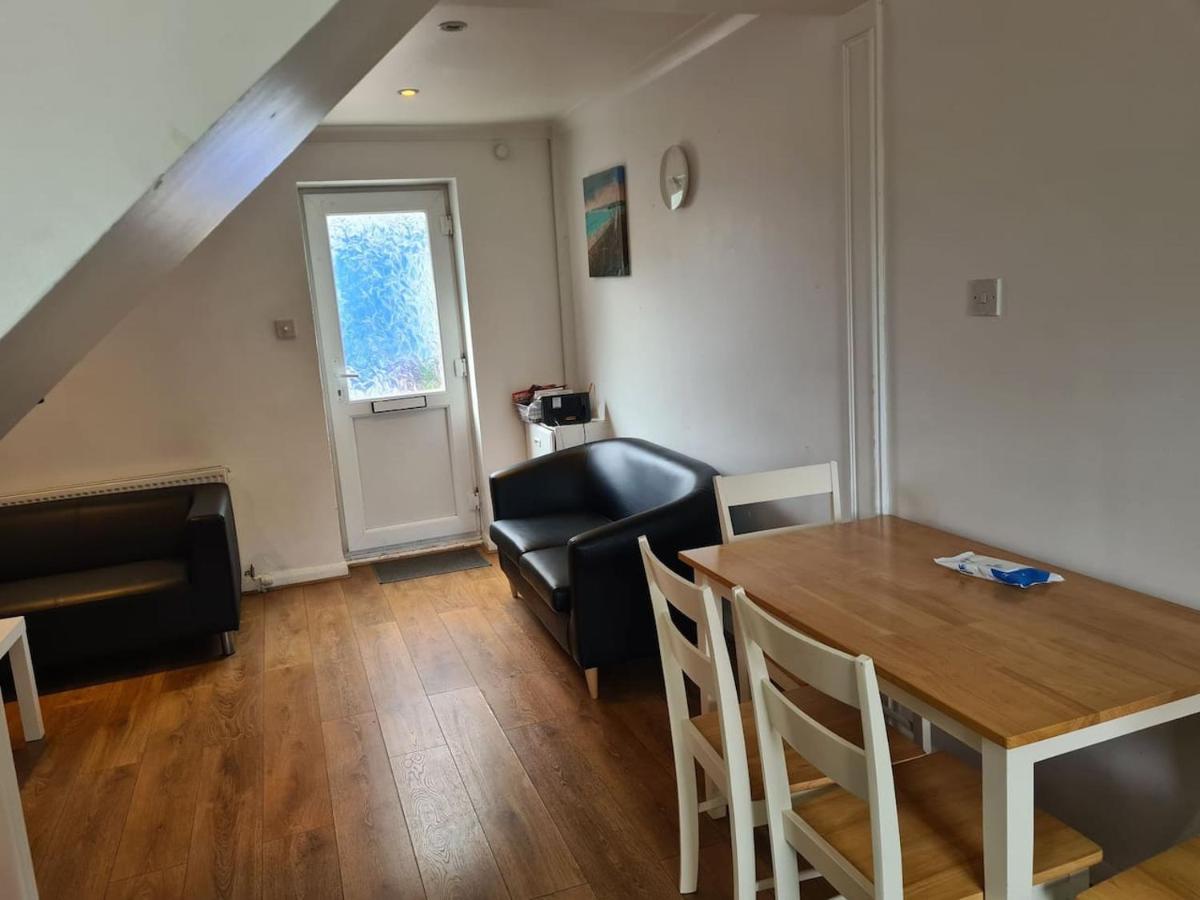 Close To Tower Bridge - 4 Bedroom House - 3 Bathrooms - Free Parking 3 Cars - Sleep 9 Feriehus London