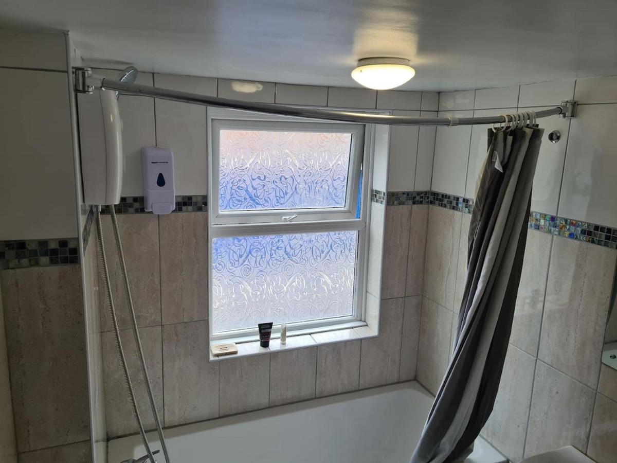 Close To Tower Bridge - 4 Bedroom House - 3 Bathrooms - Free Parking 3 Cars - Sleep 9 London