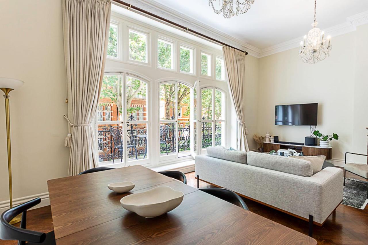 Lovely Stylish Two-bedroom Kensington Apartment London