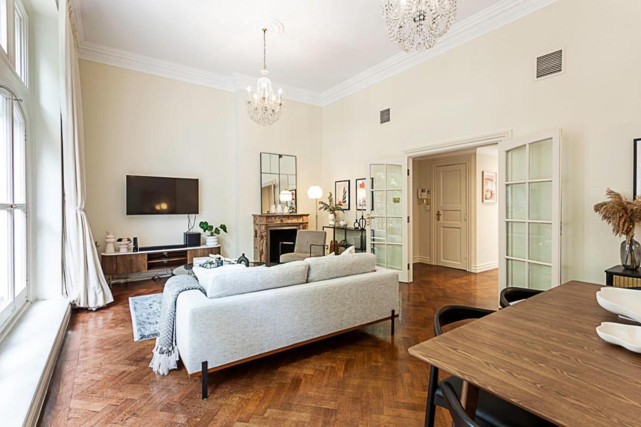 Lovely Stylish Two-bedroom Kensington Apartment *