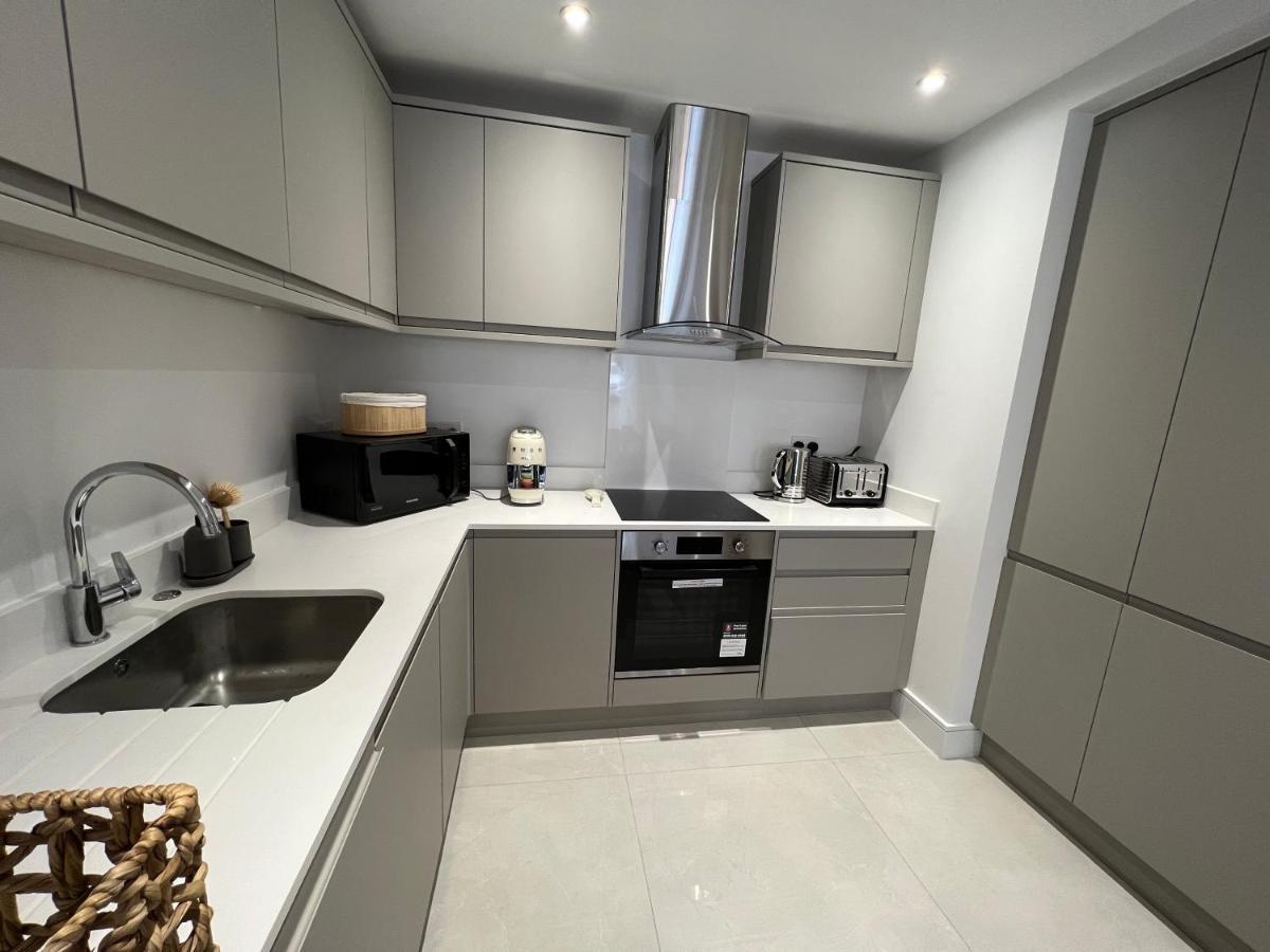 C5, Spacious 3 Bedroom Flat In Wembley Londres