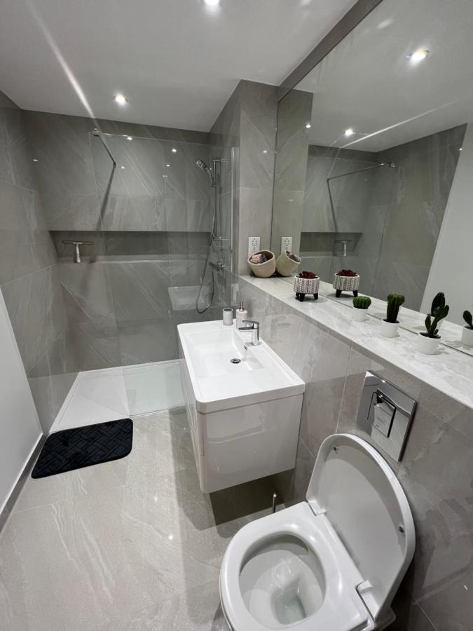 C5, Spacious 3 Bedroom Flat In Wembley