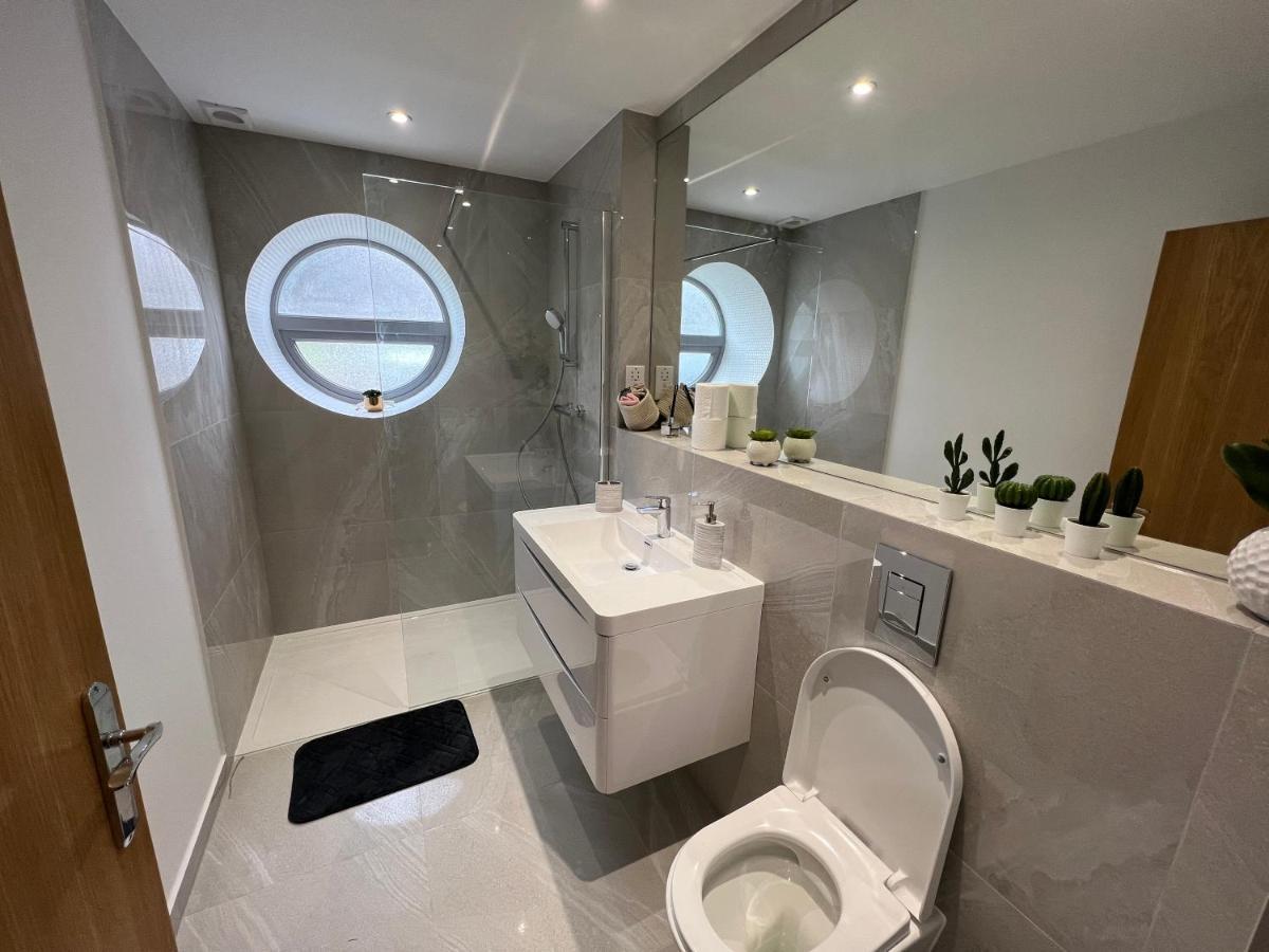 C5, Spacious 3 Bedroom Flat In Wembley Apartment