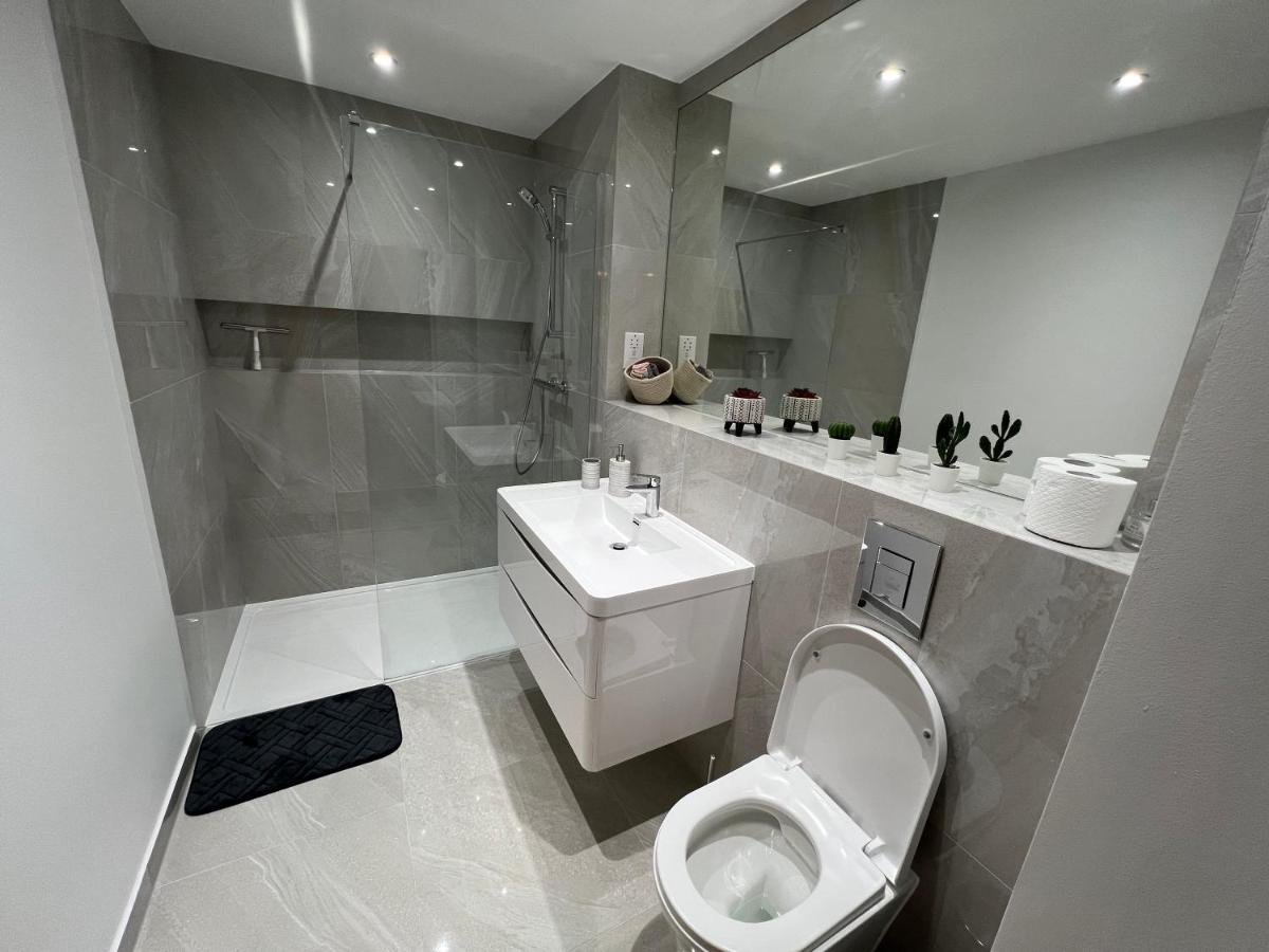 C5, Spacious 3 Bedroom Flat In Wembley Apartment