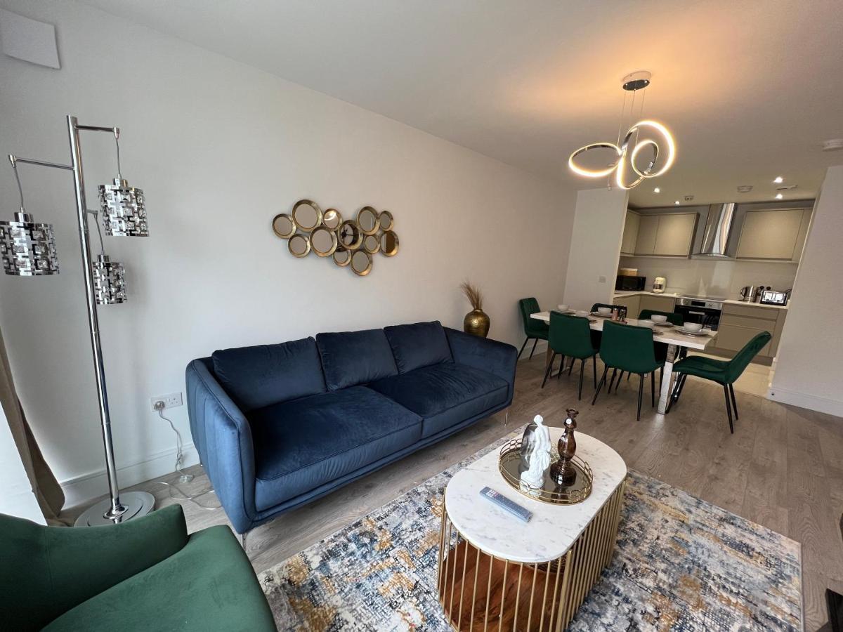 C5, Spacious 3 Bedroom Flat In Wembley Apartment *