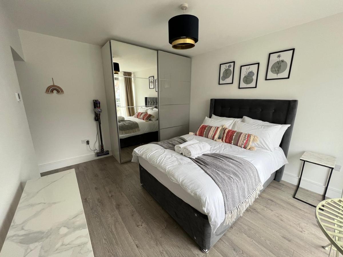 C5, Spacious 3 Bedroom Flat In Wembley Apartamento Londres