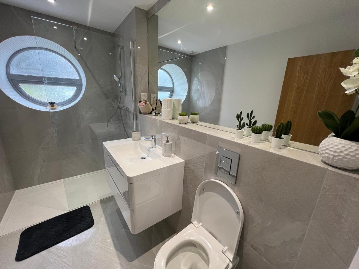 C5, Spacious 3 Bedroom Flat In Wembley Apartment