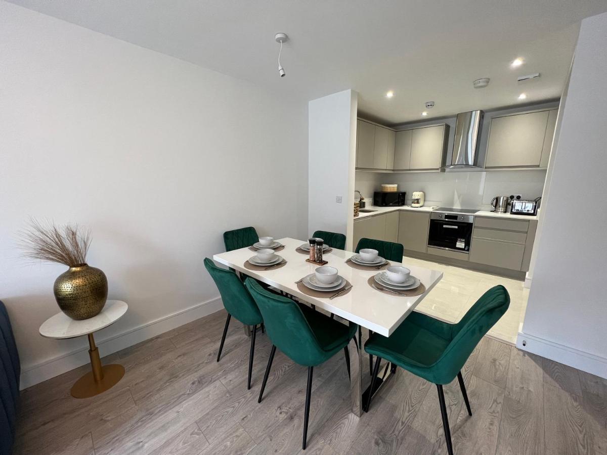 C5, Spacious 3 Bedroom Flat In Wembley Apartment *