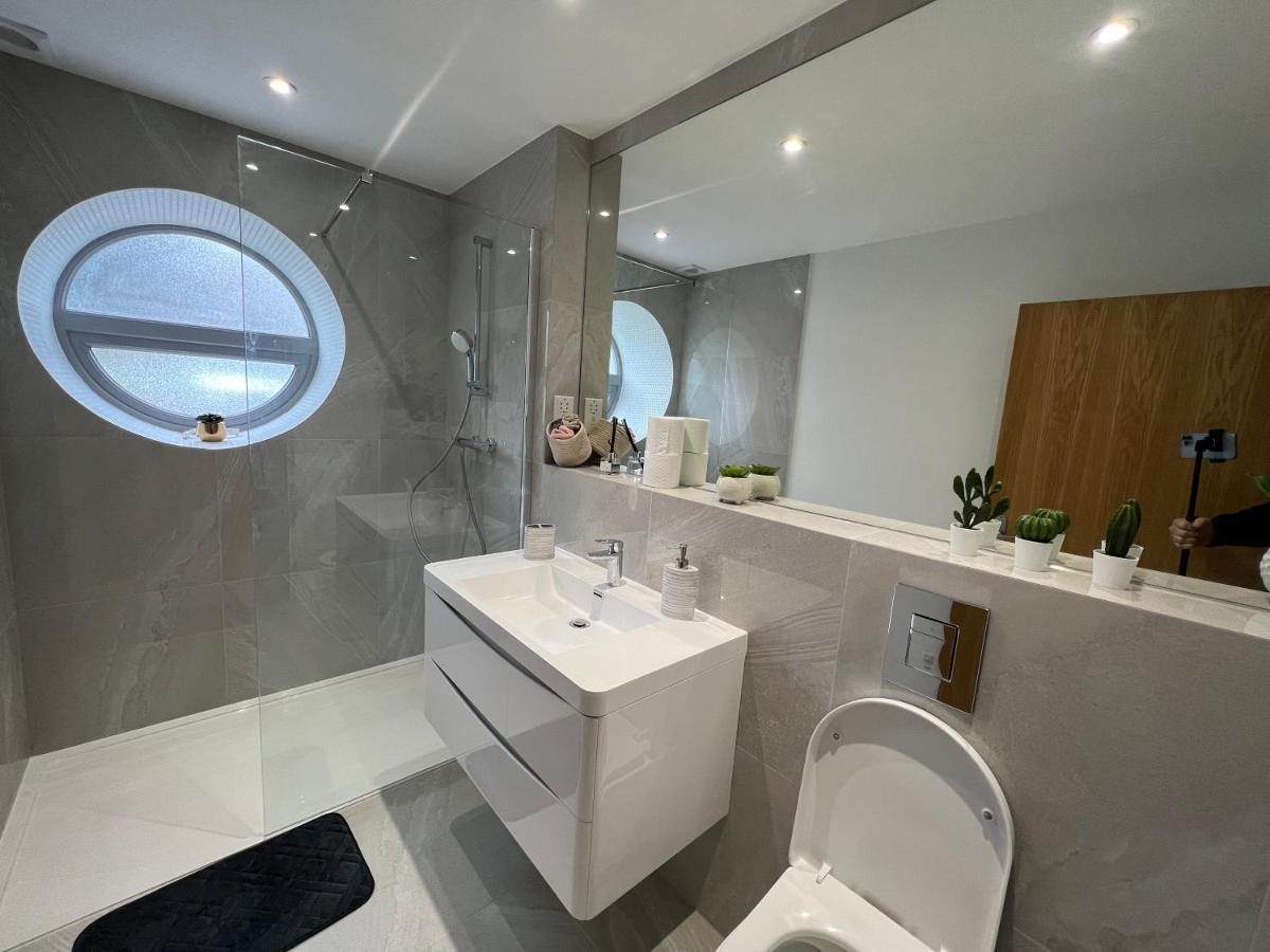 C5, Spacious 3 Bedroom Flat In Wembley Apartment *