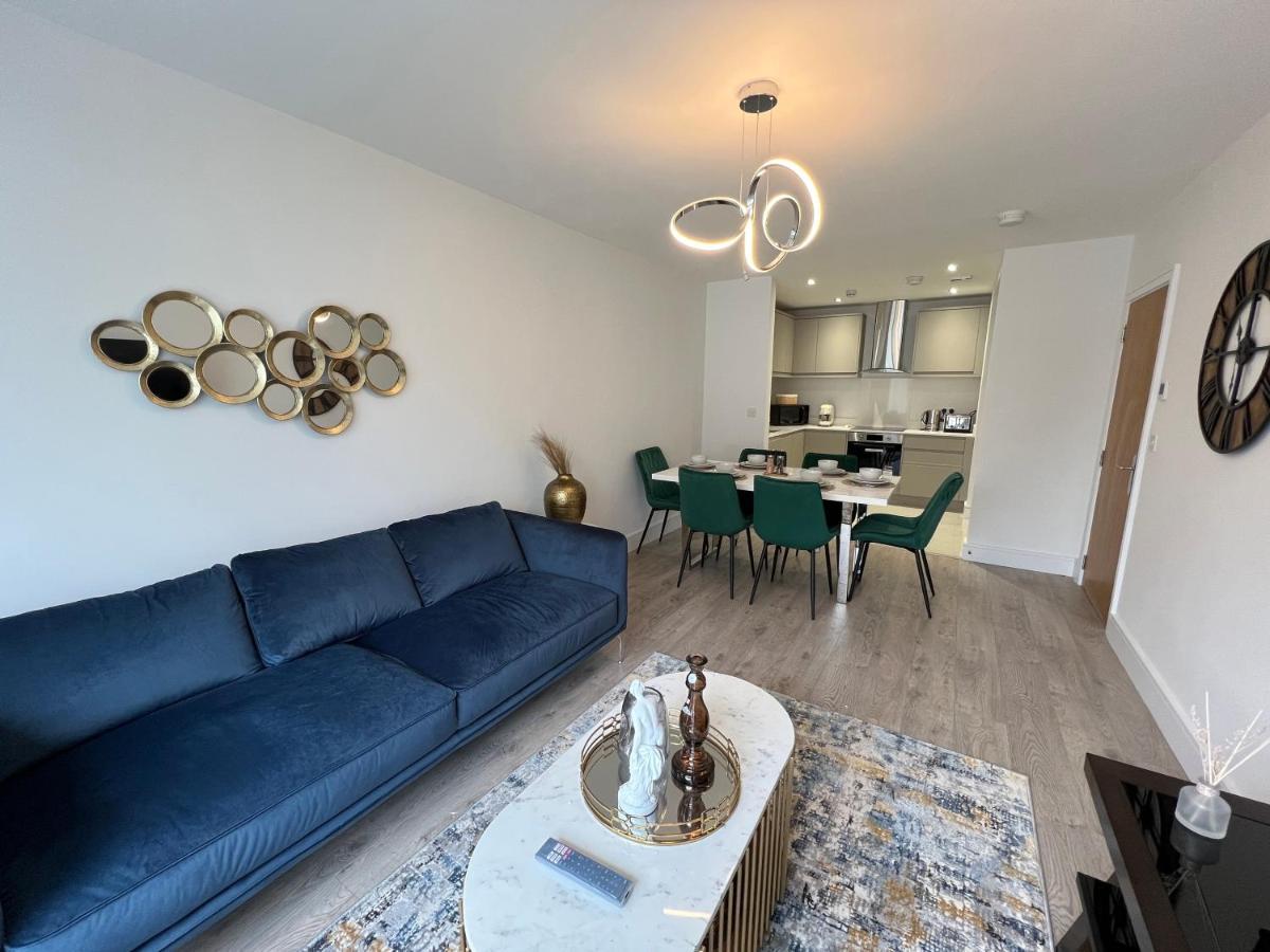 C5, Spacious 3 Bedroom Flat In Wembley Apartment London
