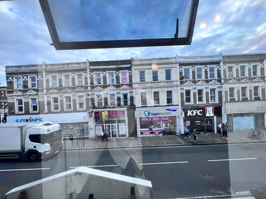 Leilighet Flat 1, 419 Fulham, 2 Bedroom, 1 Bathroom Flat London