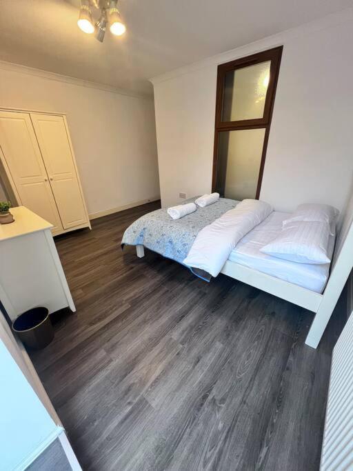 Flat 1, 419 Fulham, 2 Bedroom, 1 Bathroom Flat Leilighet