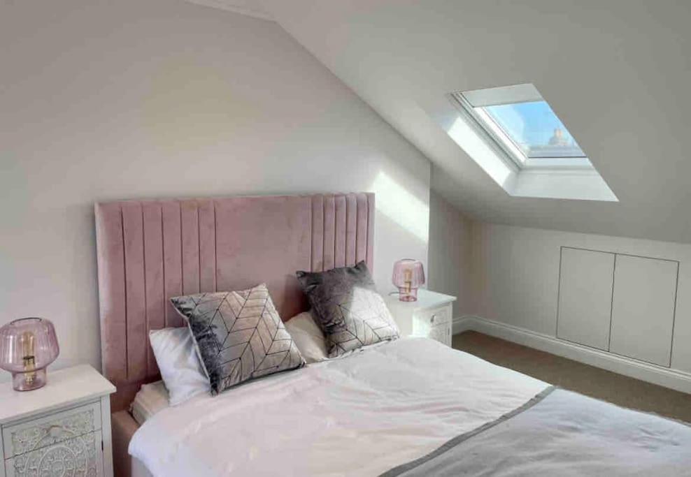 Whole House, Ensuite & Garden, 3 Bedrooms London