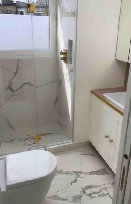 Whole House, Ensuite & Garden, 3 Bedrooms * London