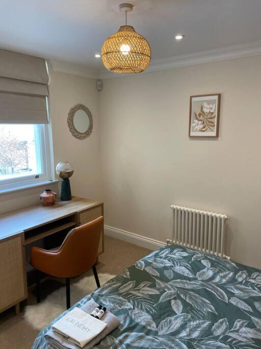 Whole House, Ensuite & Garden, 3 Bedrooms Сasa de vacaciones