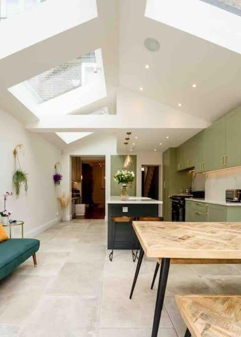 Whole House, Ensuite & Garden, 3 Bedrooms Ferienhaus London