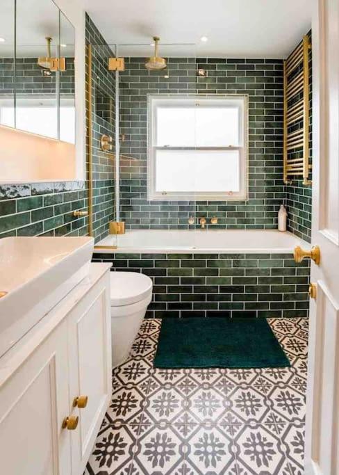 Whole House, Ensuite & Garden, 3 Bedrooms Ferienhaus London