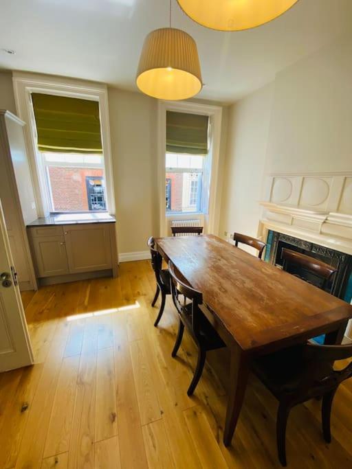 Charming By Iconic Landmarks Nr Apartment London