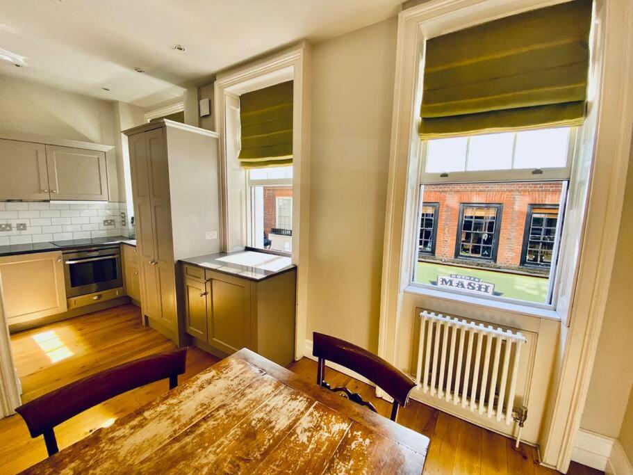 Charming By Iconic Landmarks Nr Apartment London