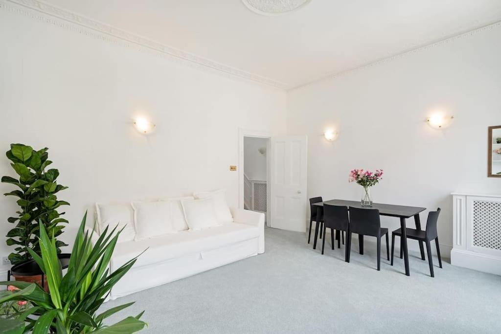 Beautiful Two Bedroom Maisonette In The Heart Of Chelsea Apartment London