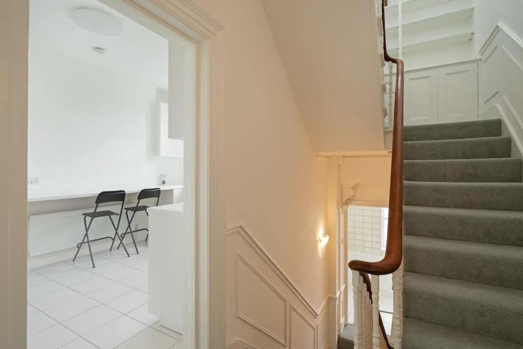 Beautiful Two Bedroom Maisonette In The Heart Of Chelsea *