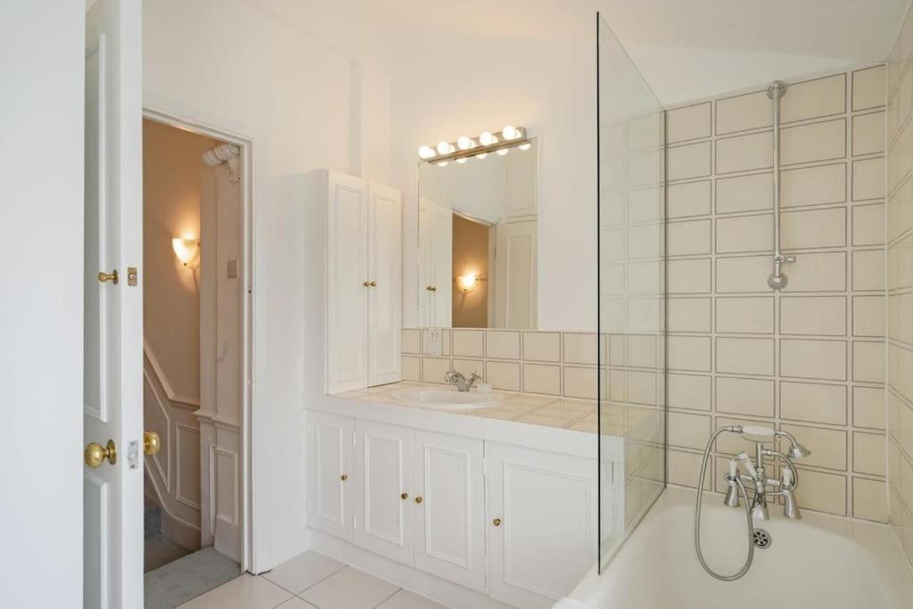 Beautiful Two Bedroom Maisonette In The Heart Of Chelsea Apartment *