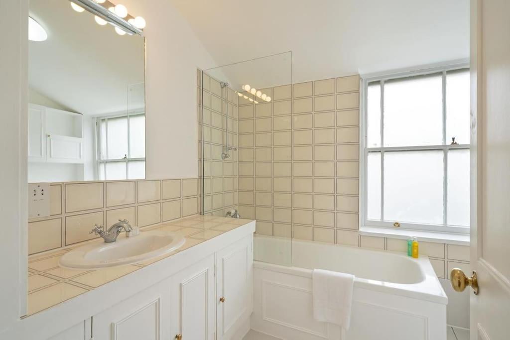 Beautiful Two Bedroom Maisonette In The Heart Of Chelsea Apartment