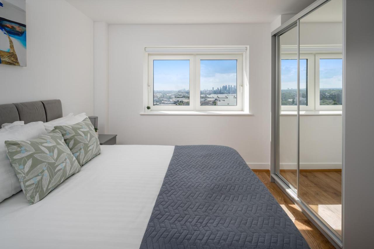 Skyvillion - Skyview Overseeing River Thames By Woolwich Ferry, Near Excel, O2 Arena, Airport, Free Wifi & Free Onsite Parking, Fantastic Rates For Longer
