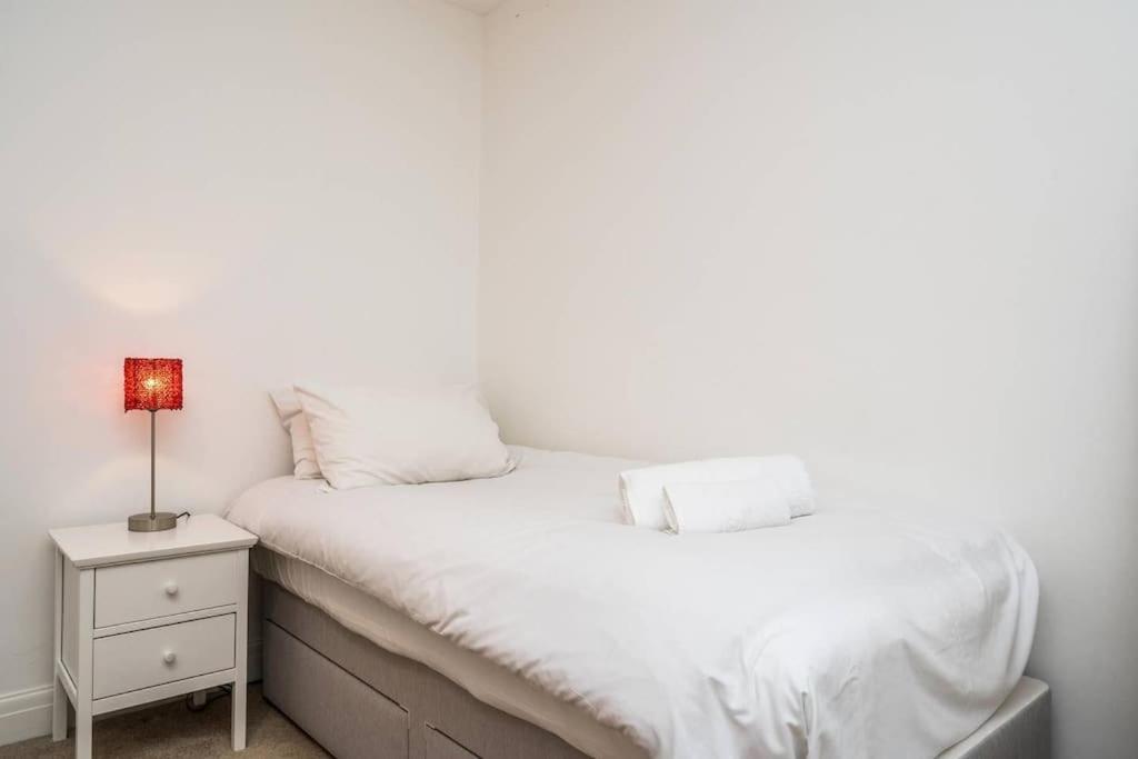 Spacious 2 Bed Garden Flat By The Thames+parking Apartment *
