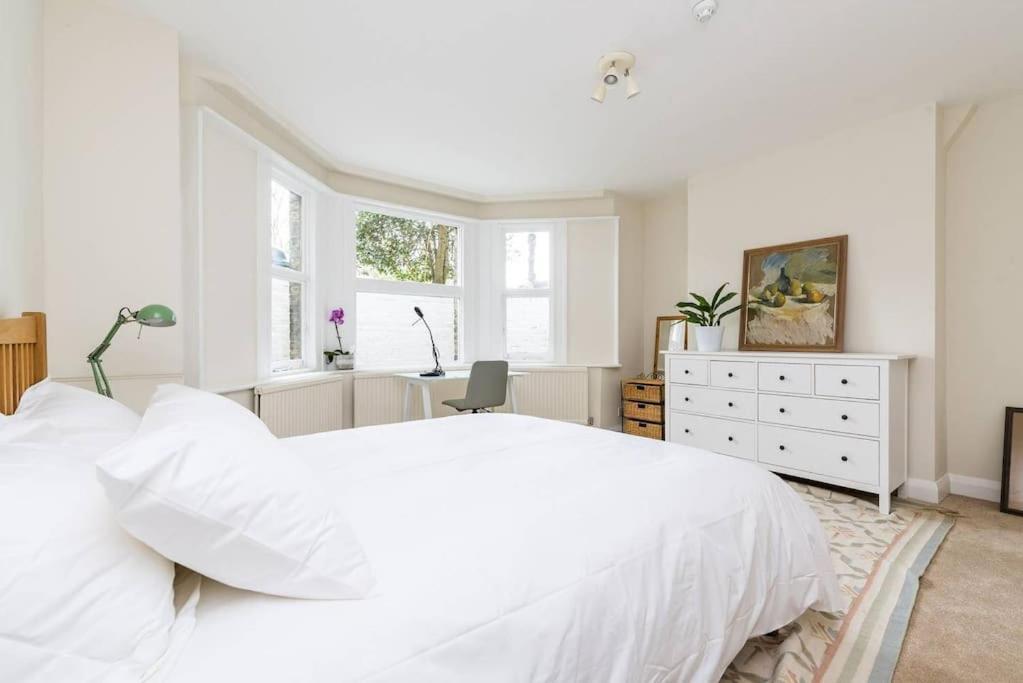 Spacious 2 Bed Garden Flat By The Thames+parking Apartment