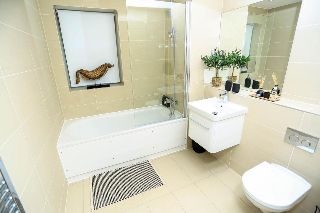 Apartment Snuggle - Riverside - Views Over Looking River Thames, Close To O2 Arena, Excel, Airport, Thames Clipper- River Boat Service, Woolwich Ferry, Onsite Parking, Twin Option Available