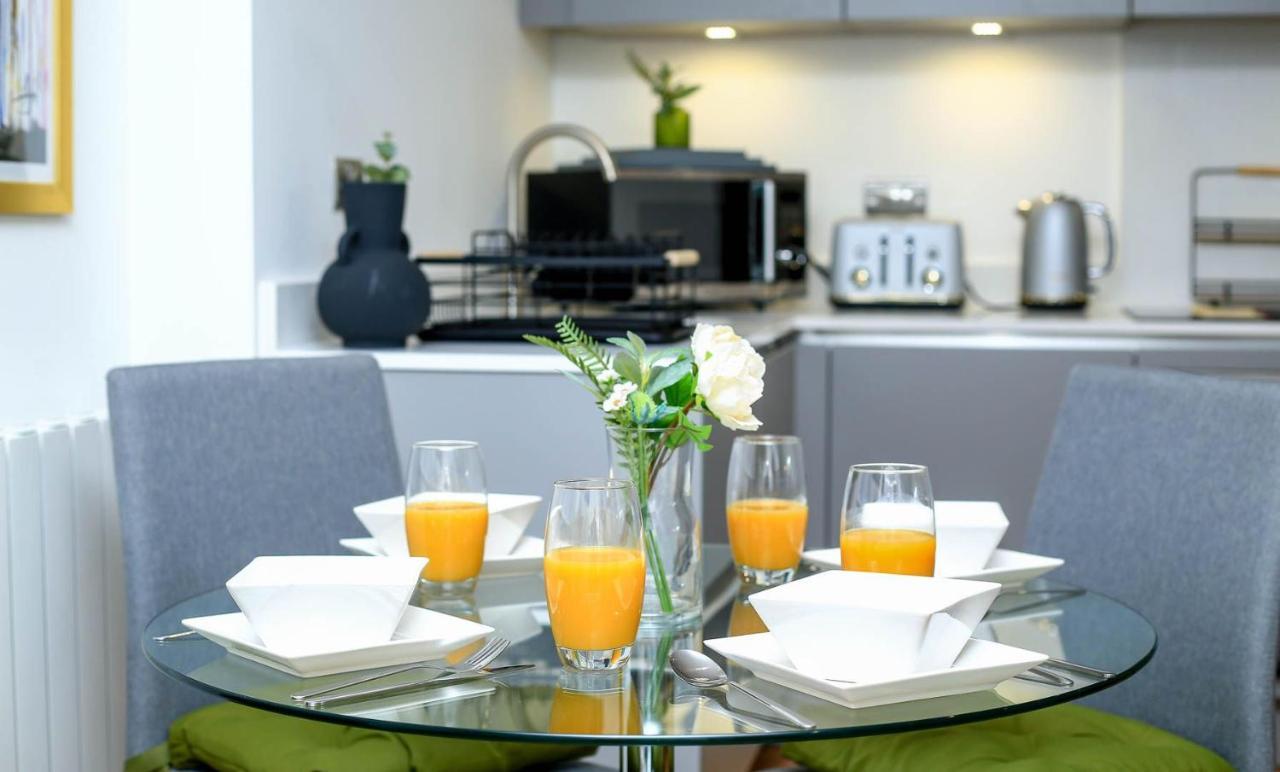 Snuggle Inn: Riverside With Thames Views