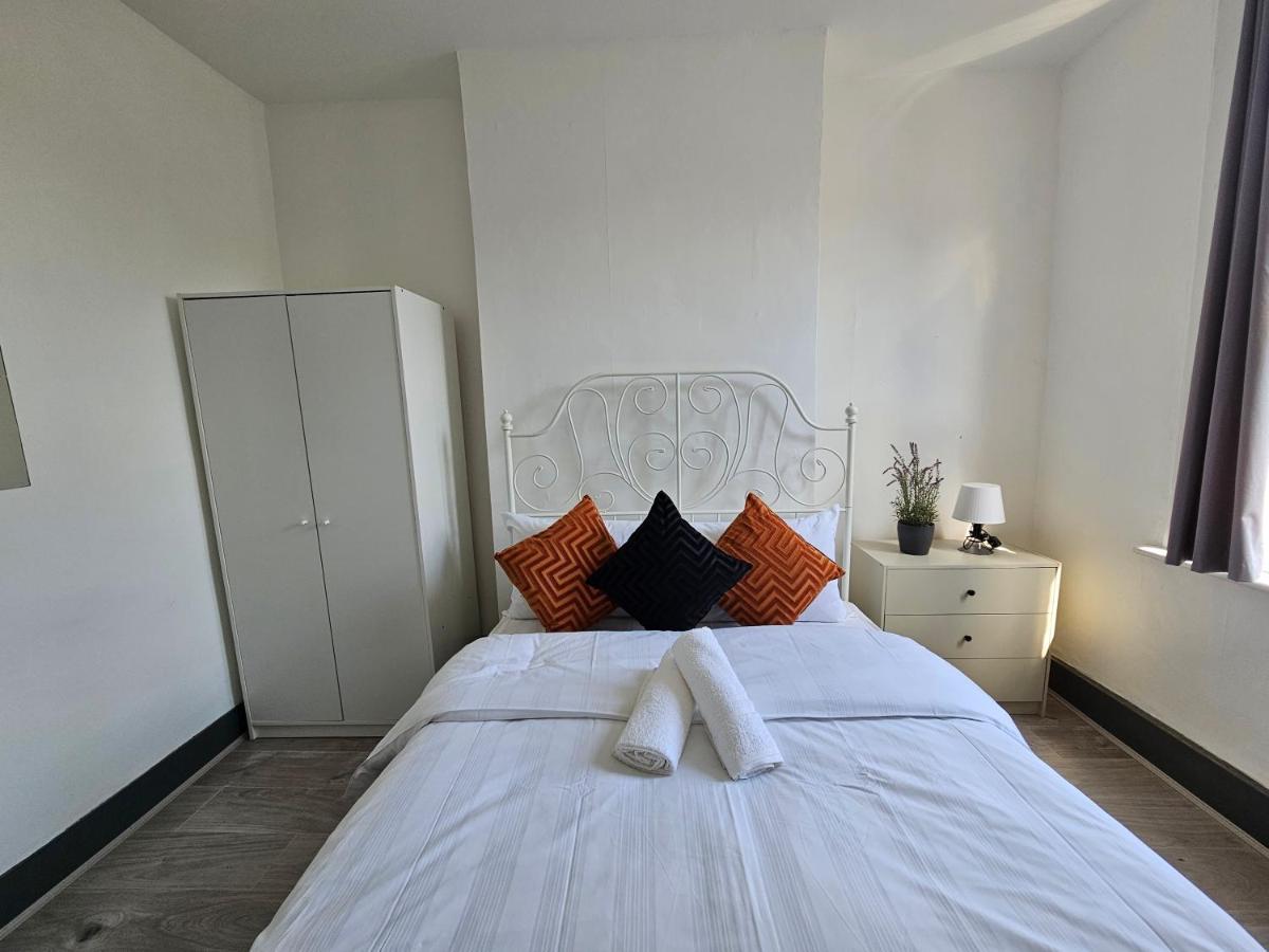 Family Near Queen Mary College * London