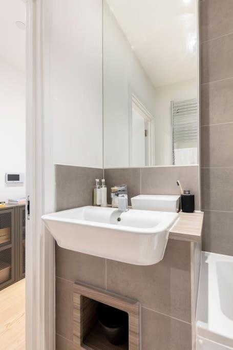 Cozy Flat In Hip East * London