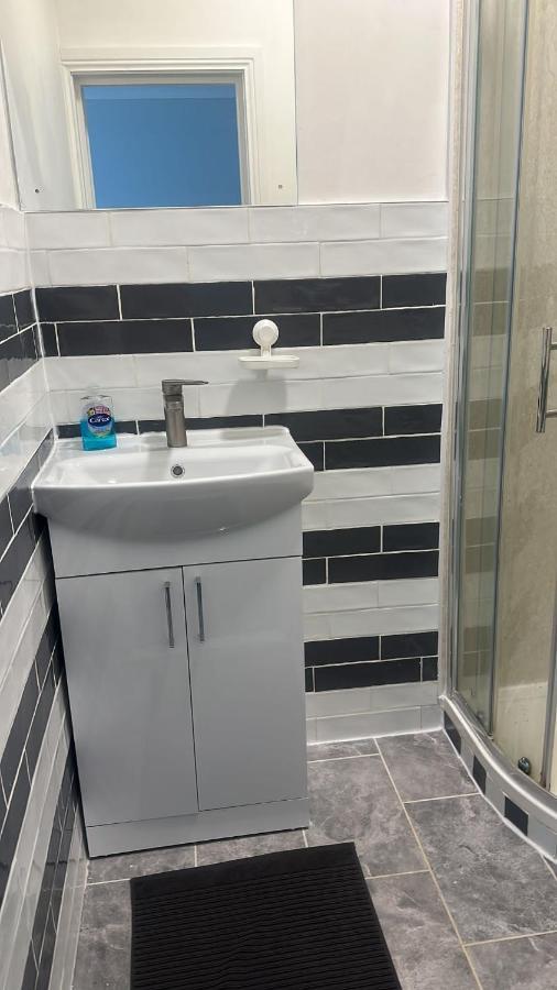 Flat In Acton * London