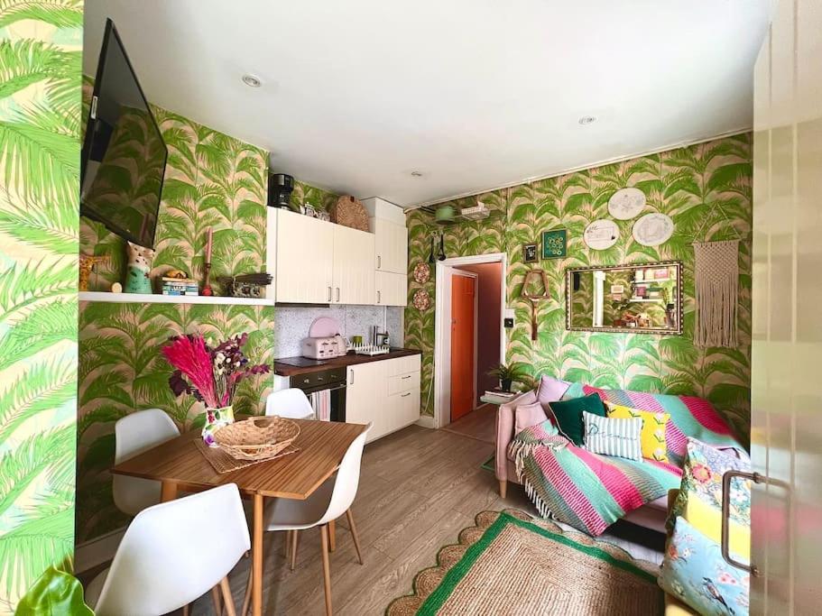 With Cosy Garden In * London