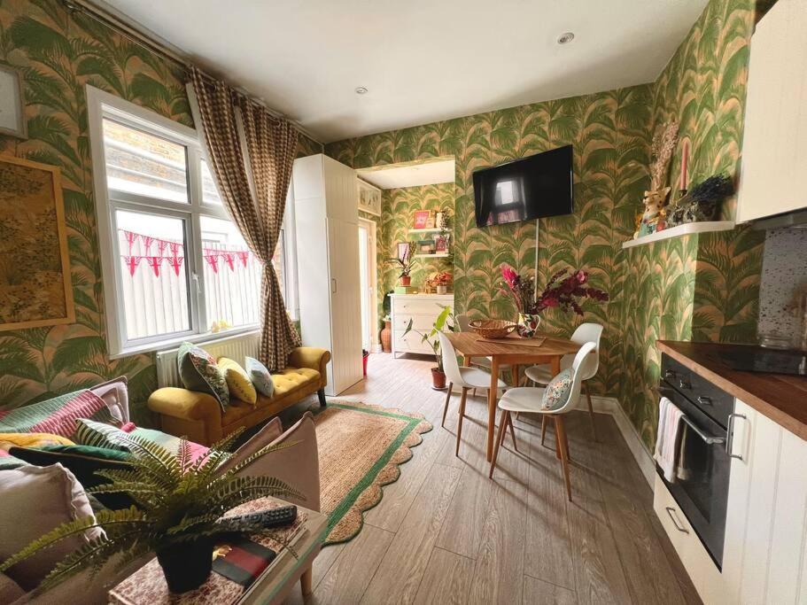 Apartment With Cosy Garden In