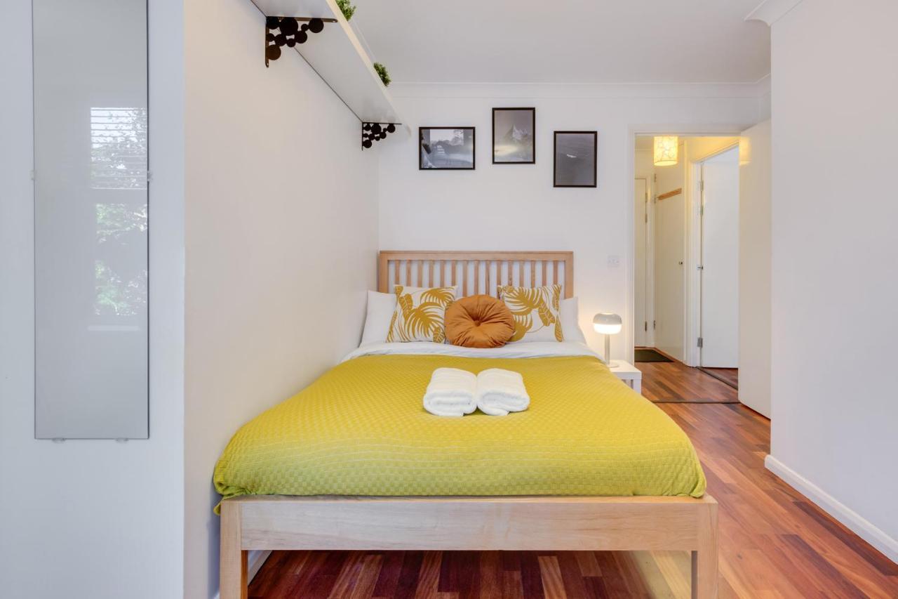 Visit London 1 Bed Flat- Canary Wharf Close To River Thames Apartment London