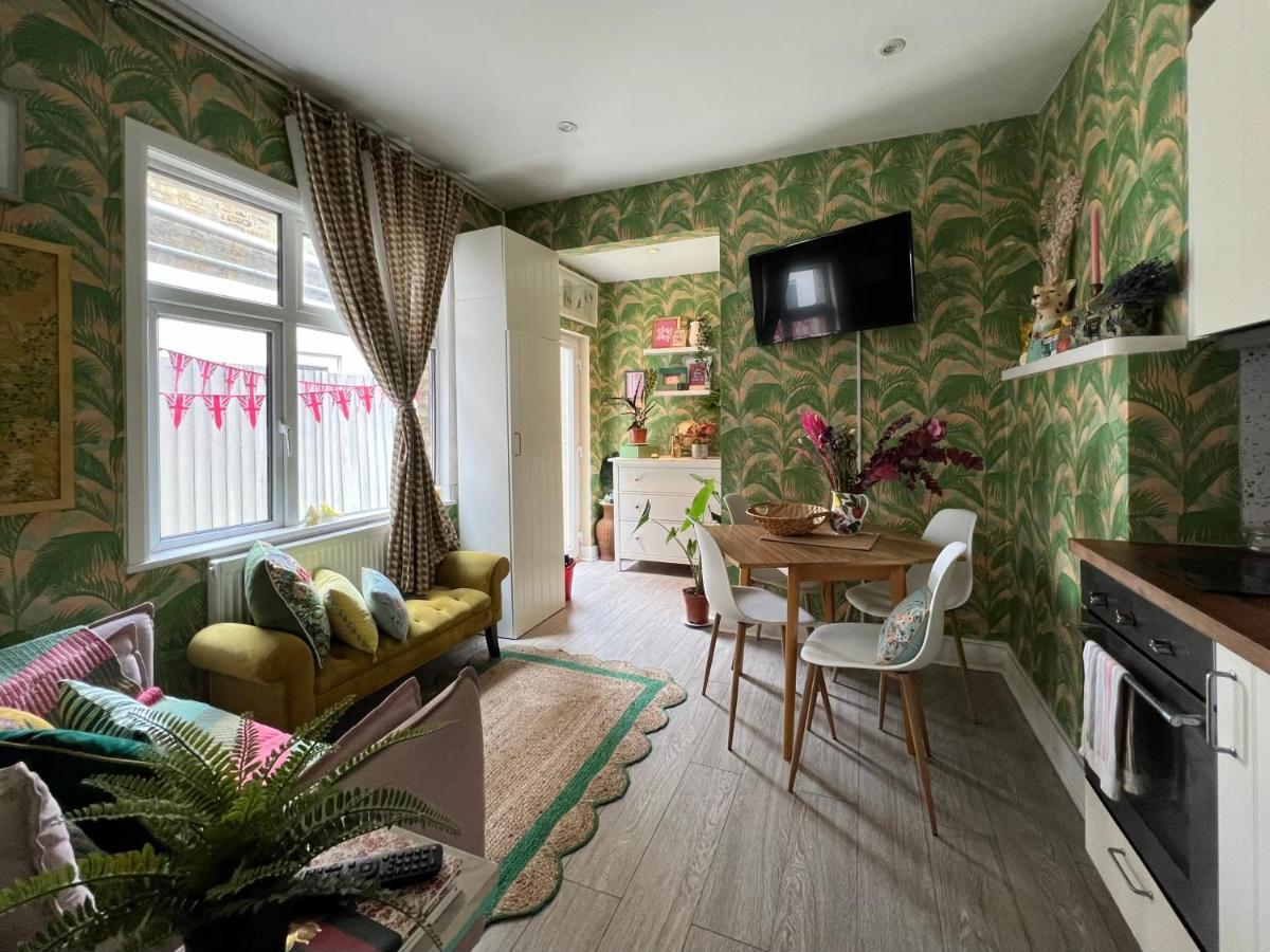 With Cosy Garden In * London